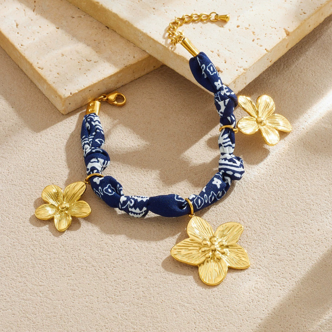 Wholesale Women's Vintage Blue Printed Ceramic Painted Flower Goldplated Stainless Steel Pendant Jewelry Set With Regular Chain Featuring Plants And Flowers Pattern - Image 3