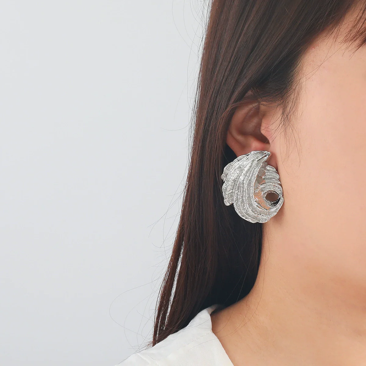 Wholesale Women's Zinc Alloy Geometric Screwshaped Wings Hollowout Electroplated Earrings - Image 2