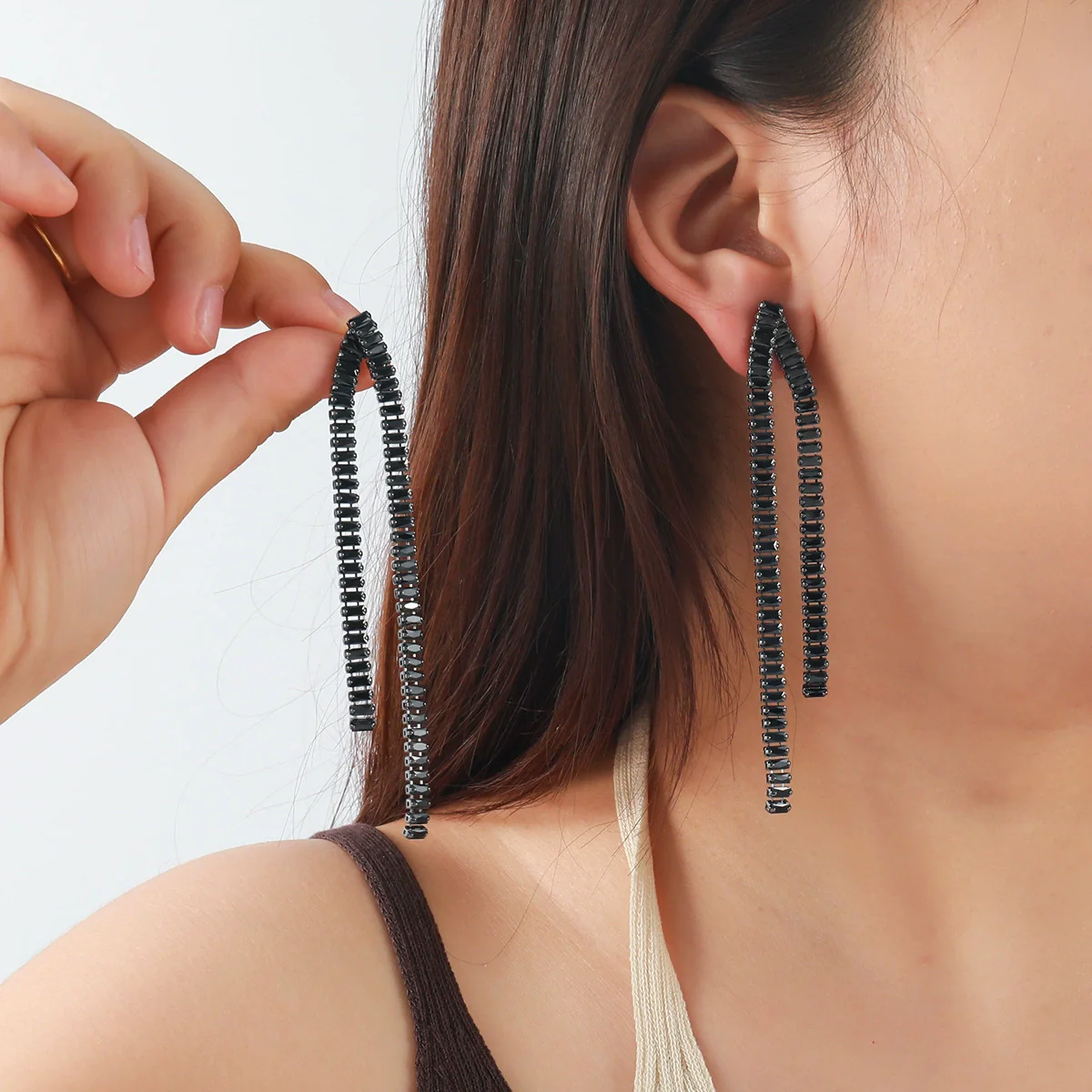 Wholesale Women's Zinc Alloy Geometric Tassel Chain Earrings Set With Diamonds Light Luxury Style