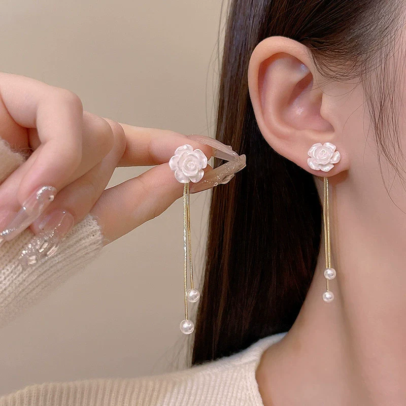 Wholesale Zinc Alloy Flower Tassel Stud Earrings For Women Light Luxury Style Electroplated - Image 4
