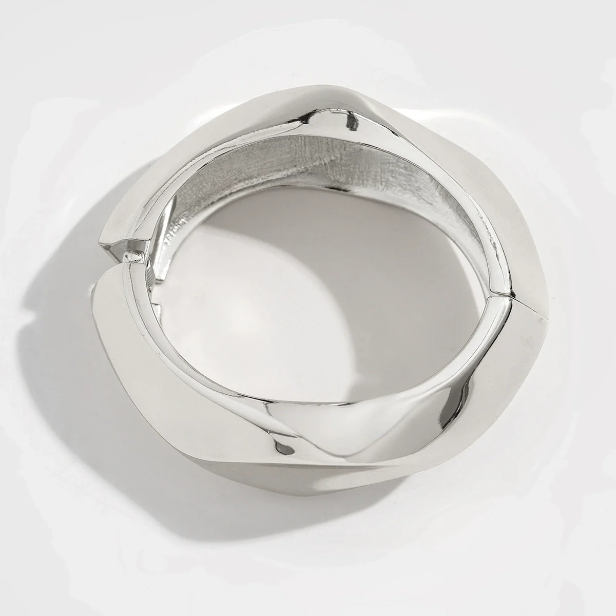 Wholesale Zinc Alloy Geometric Exaggerated Cut Electroplated Open Bracelet - Image 9