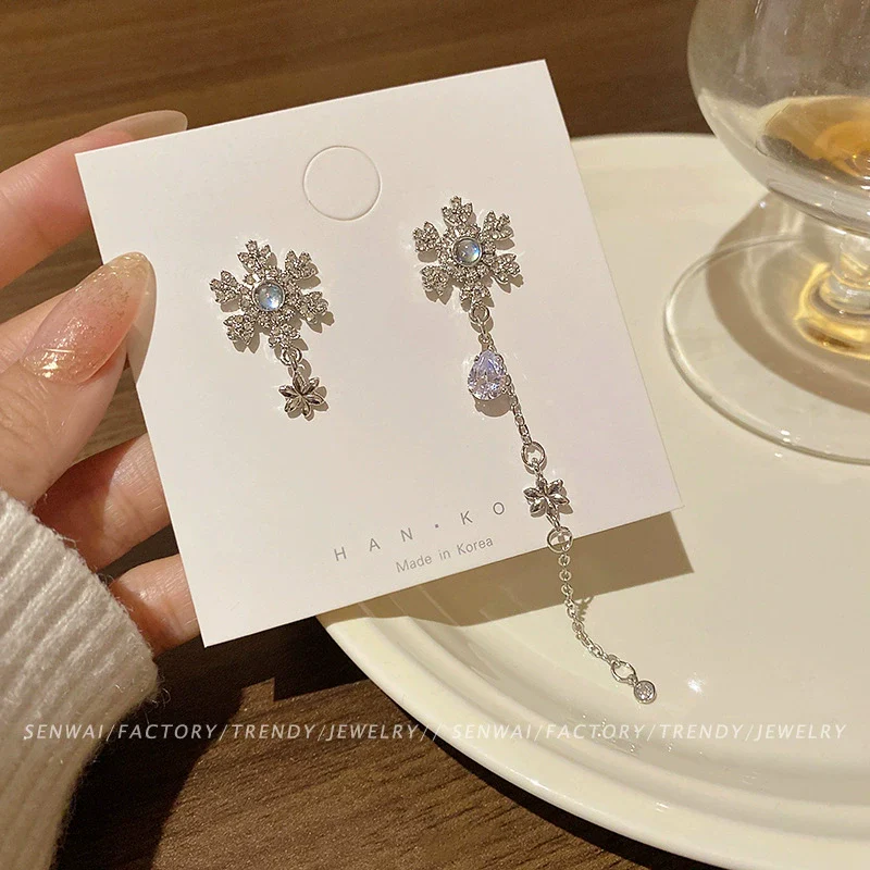Women's Alloy 925 Silver Electroplated Asymmetric Snowflake Flower Tassel Earrings Light Luxury High End Temperament - Image 4