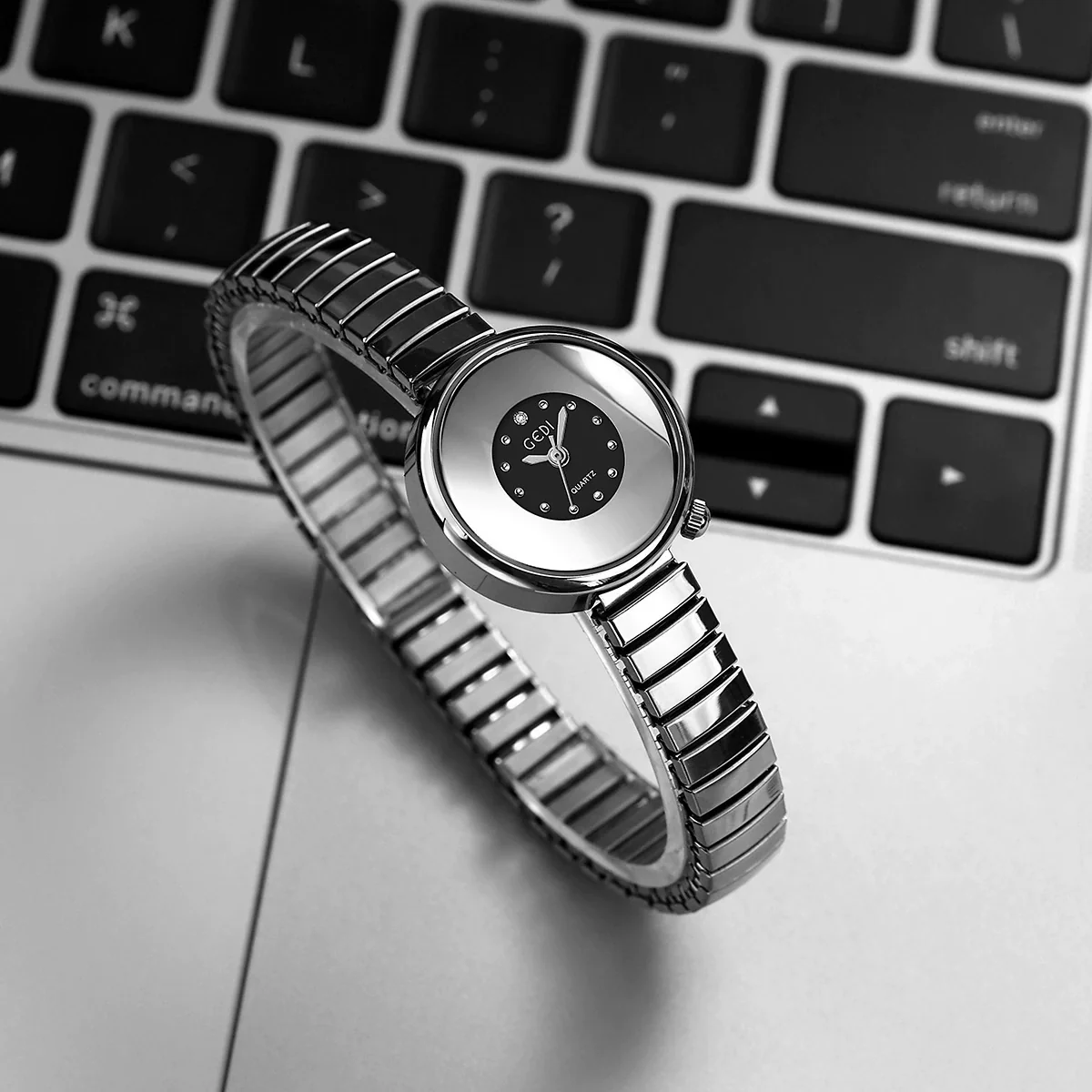 Women's Alloy And Stainless Steel Belt Round Dial Fashion Simple Bracelet Watch - Image 4