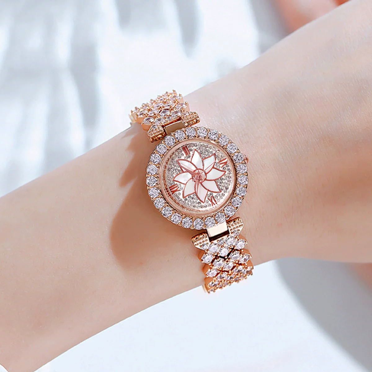 Women's Alloy And Stainless Steel Round Dial Diamond Mixed Scale Quartz Watch And Gypsophila Bracelet Fashion Gift Set - Image 3
