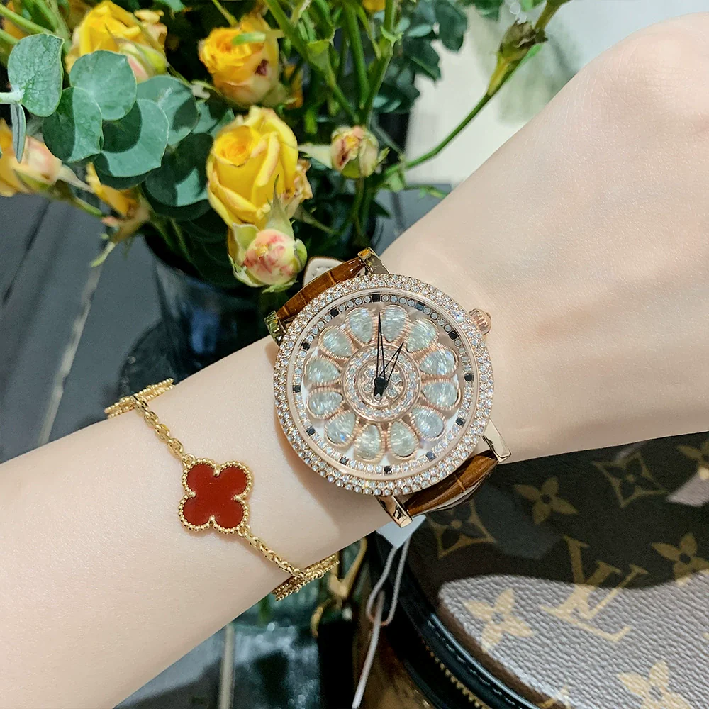 Women's Alloy Case Belt Strap Round Dial Leisure Style Watch - Image 10