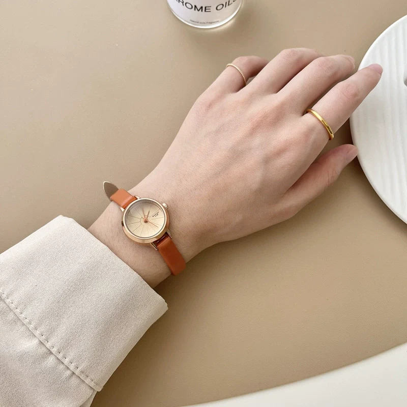Women's Alloy Case Quartz Watch Round Dial Leisure Style - Image 3