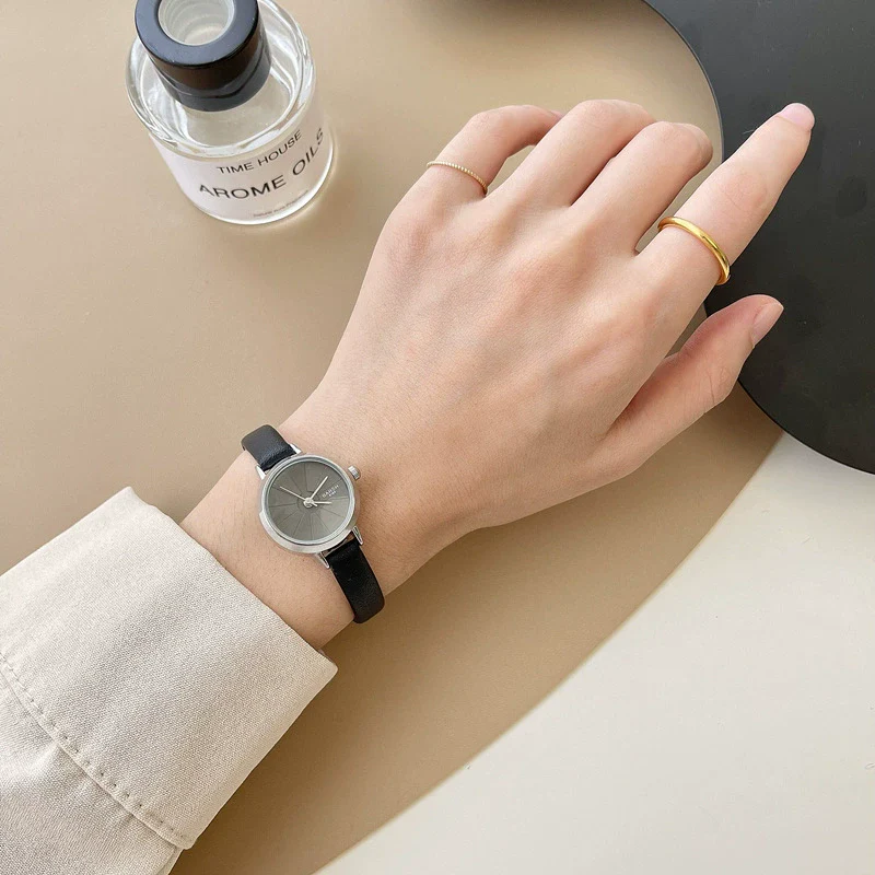 Women's Alloy Case Quartz Watch Round Dial Leisure Style - Image 4