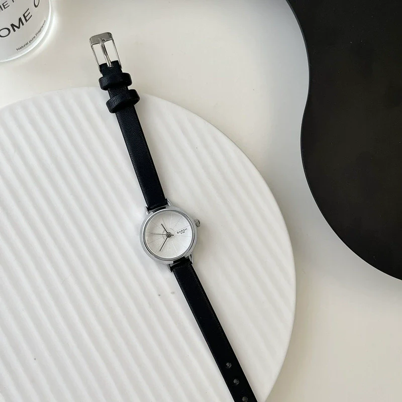 Women's Alloy Case Quartz Watch Round Dial Leisure Style - Image 6