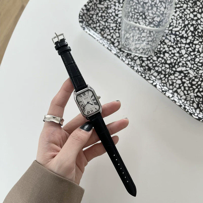 Women's Alloy Case Quartz Watch With Square Roman Dial Retro Artistic And Leisure Style Waterproof - Image 2