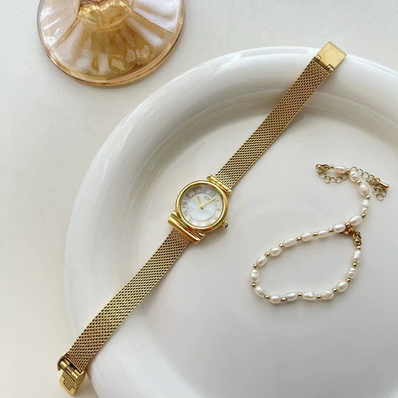 Women's Alloy Case Round Gold Watch - Image 3
