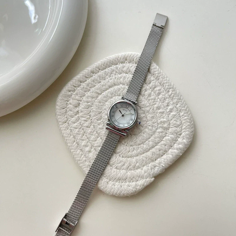 Women's Alloy Case Round Gold Watch - Image 8