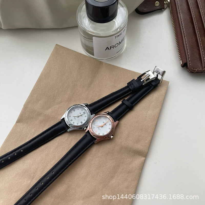 Women's Alloy Case Small Round Vintage Artistic Watch - Image 3