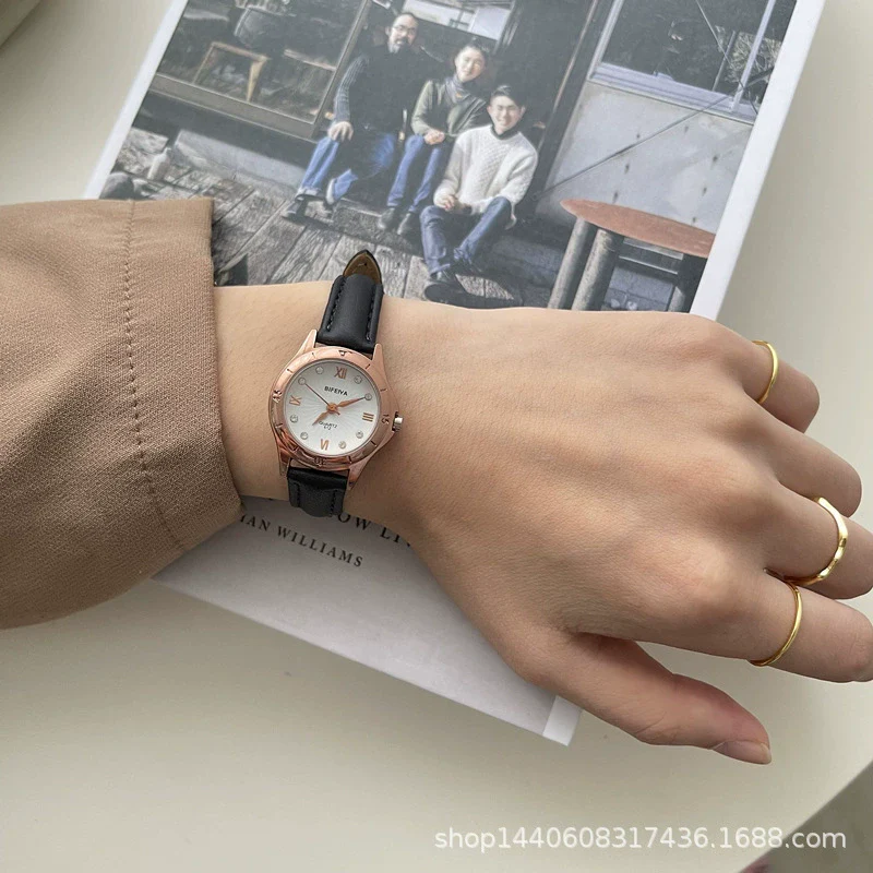 Women's Alloy Case Small Round Vintage Artistic Watch - Image 4