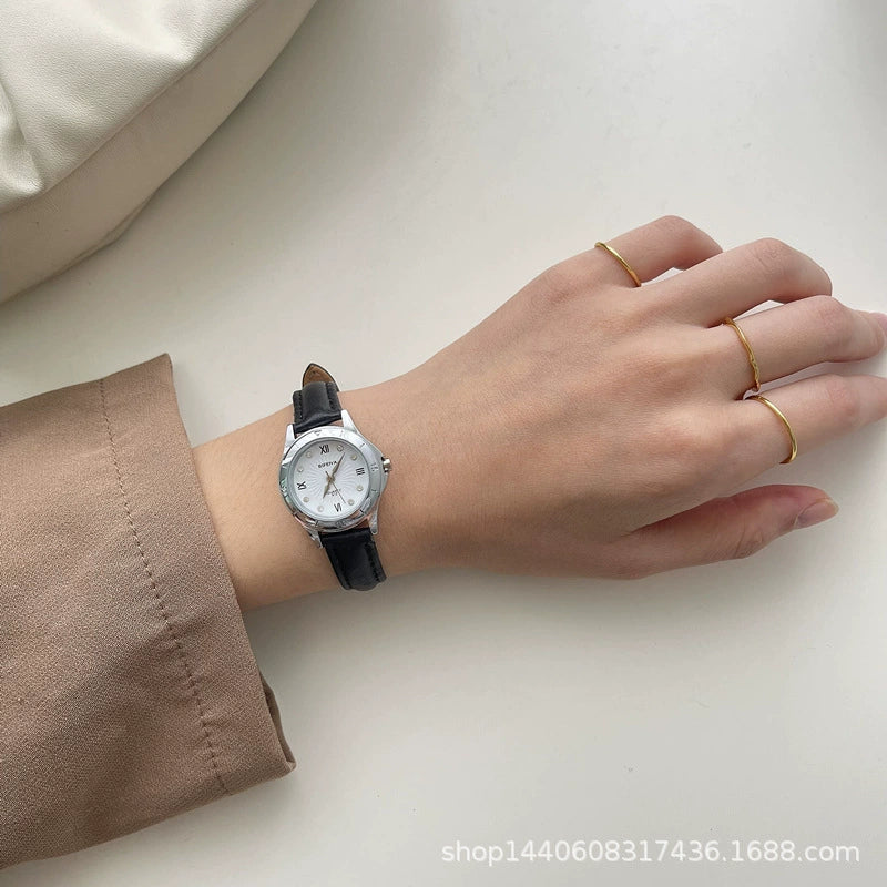 Women's Alloy Case Small Round Vintage Artistic Watch - Image 5