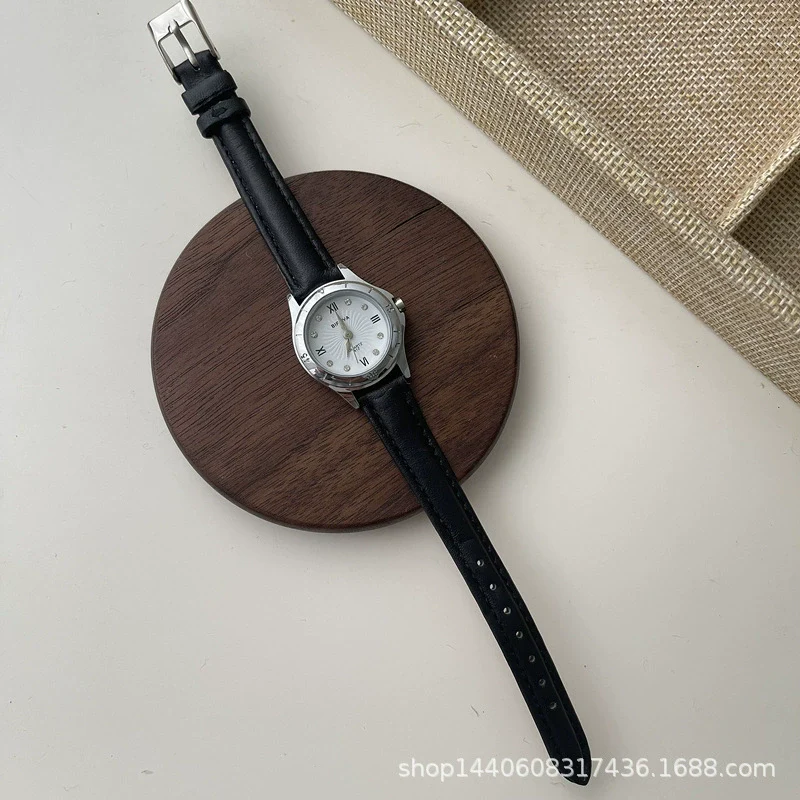 Women's Alloy Case Small Round Vintage Artistic Watch - Image 6
