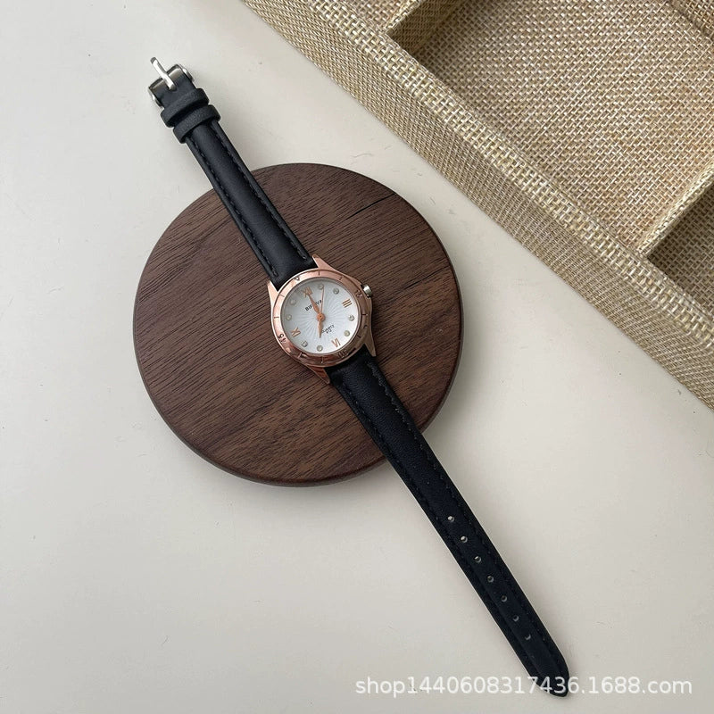 Women's Alloy Case Small Round Vintage Artistic Watch - Image 7