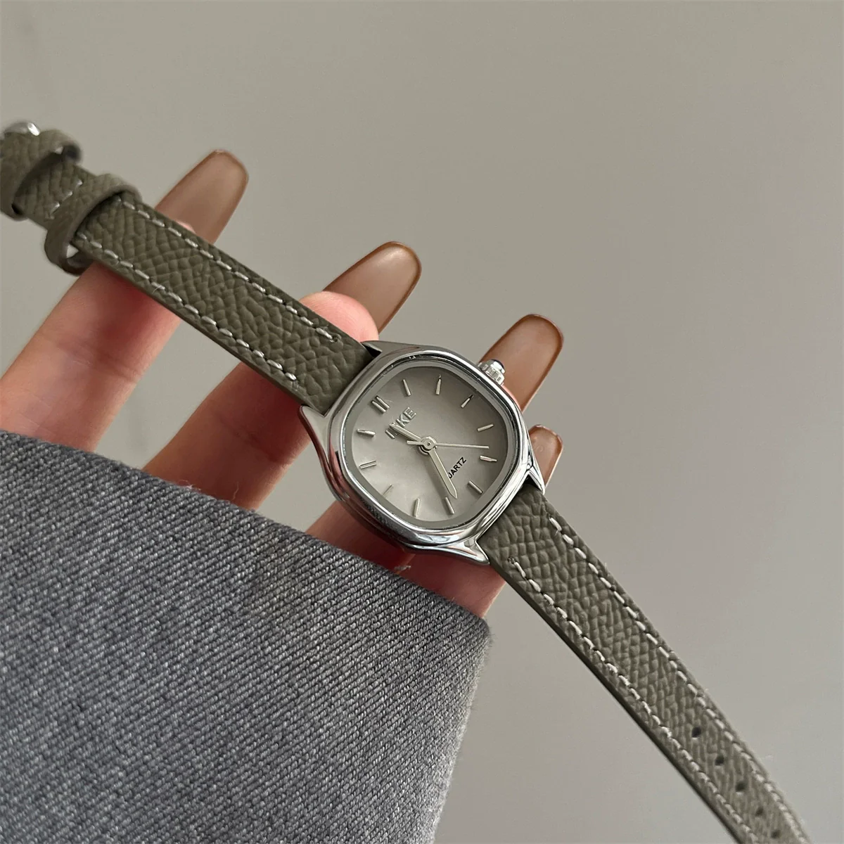 Women's Alloy Case Snakehead Watch Medieval Style Grey Belt - Image 6
