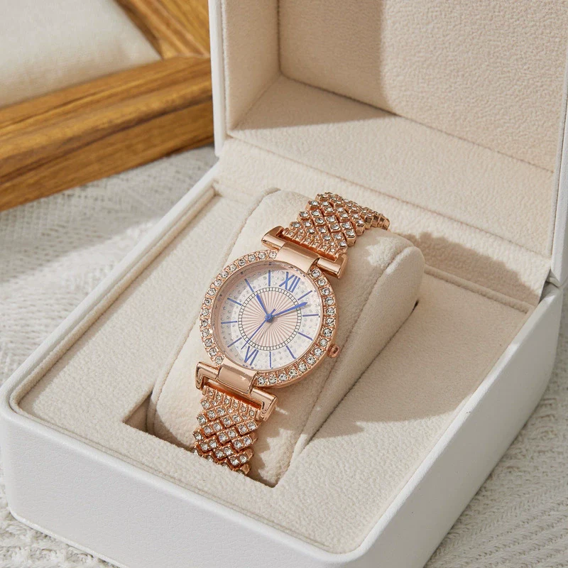 Women's Alloy Fashion Quartz Bracelet Watch With Round Dial And Stainless Steel Clasp
