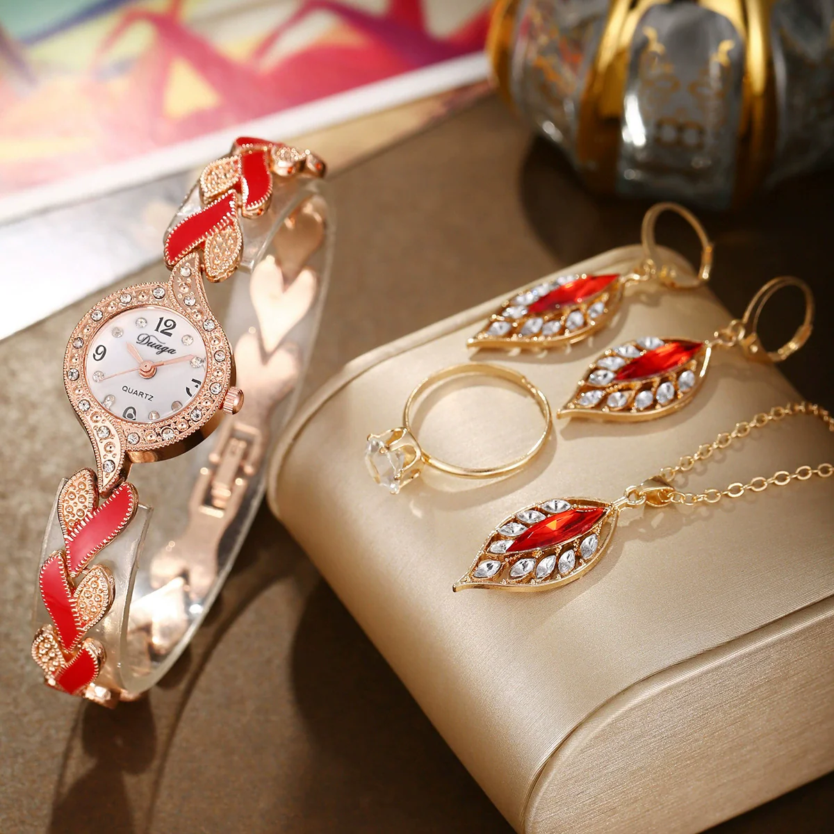 Women's Alloy Leaf Bracelet Quartz Watch Round Dial Stainless Steel Buckle Fashionable Style