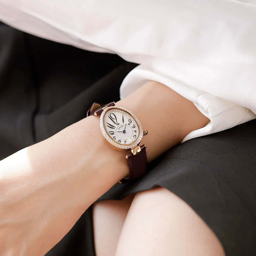 Women's Alloy Leather Gold Clasp Oval Dial Fashion Waterproof Quartz Watch - Image 9