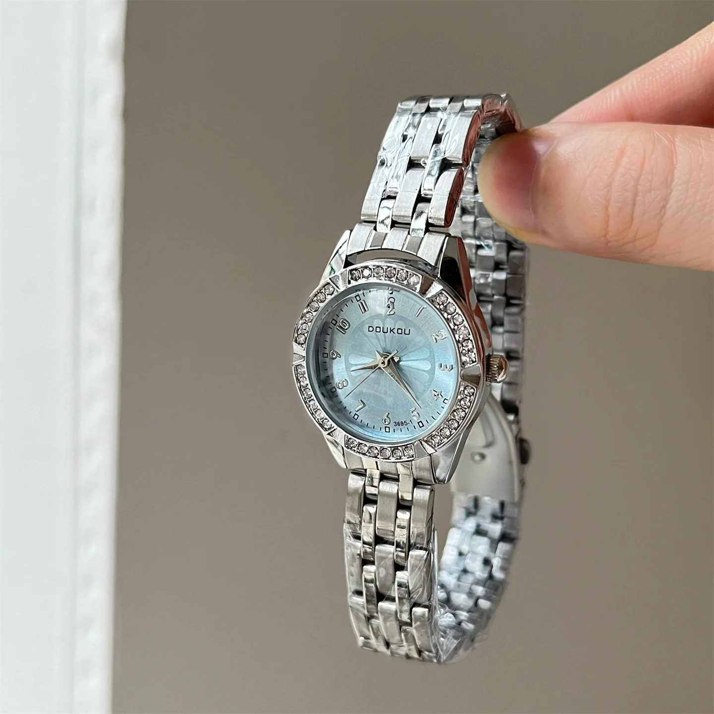 Women's Alloy Ordinary Glass Mirror Round Dial Fashion Quartz Watch With Blue Daisy Design