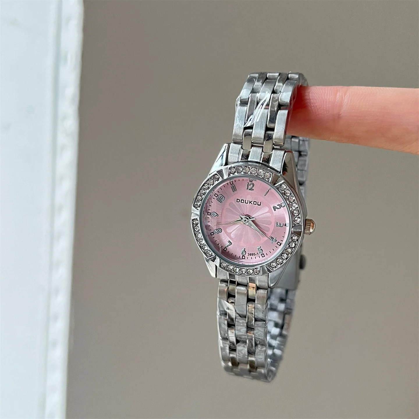 Women's Alloy Ordinary Glass Mirror Round Dial Fashion Quartz Watch With Blue Daisy Design - Image 2