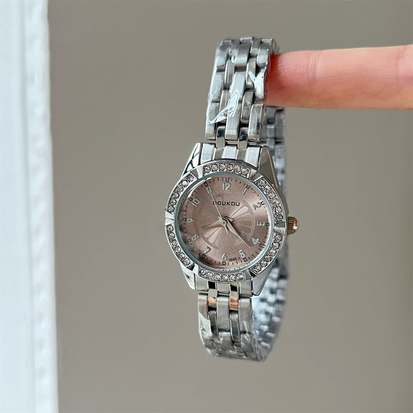 Women's Alloy Ordinary Glass Mirror Round Dial Fashion Quartz Watch With Blue Daisy Design - Image 3
