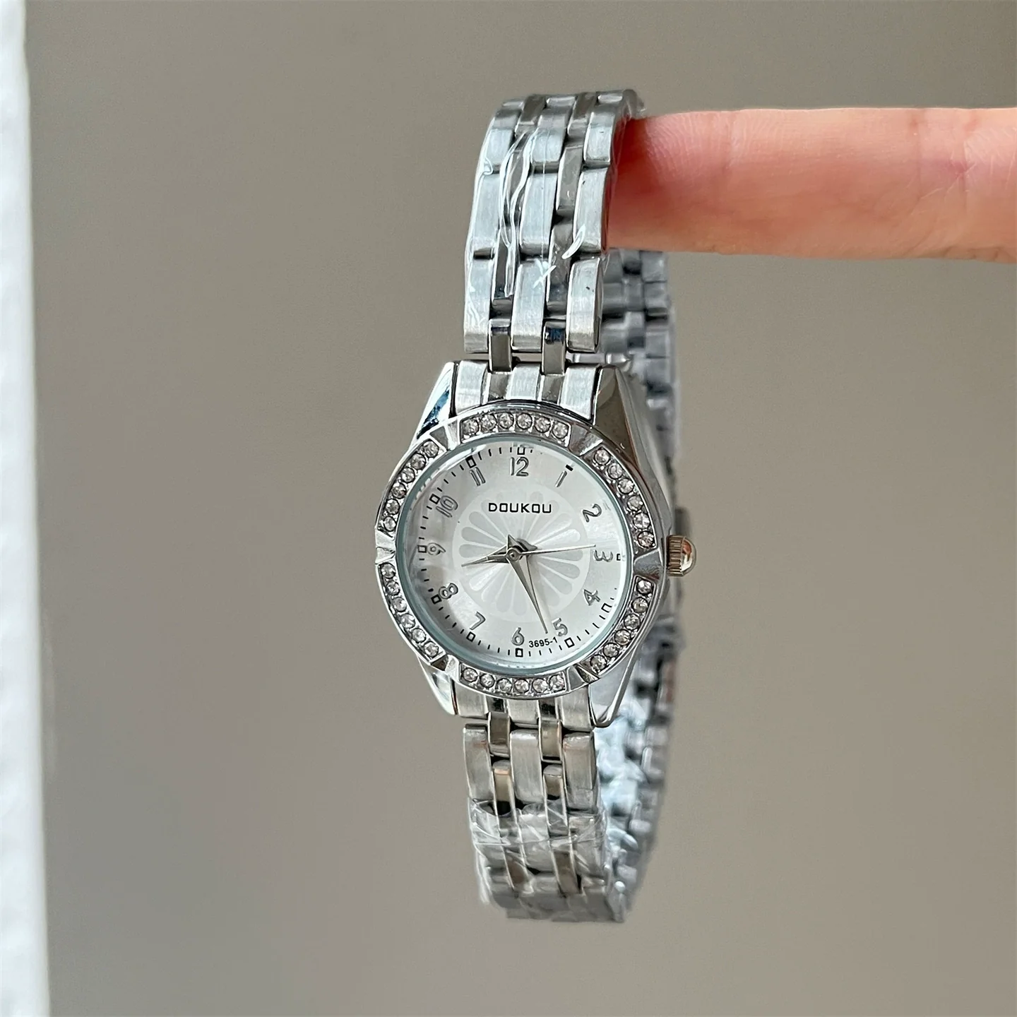 Women's Alloy Ordinary Glass Mirror Round Dial Fashion Quartz Watch With Blue Daisy Design - Image 4
