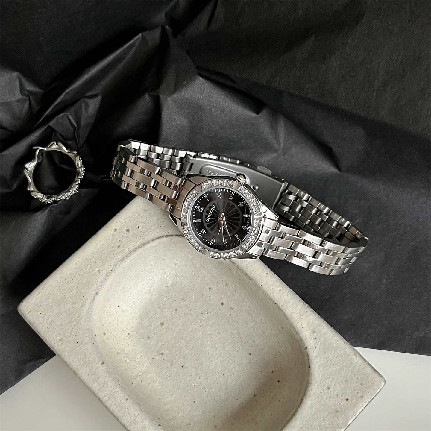Women's Alloy Ordinary Glass Mirror Round Dial Fashion Quartz Watch With Blue Daisy Design - Image 6