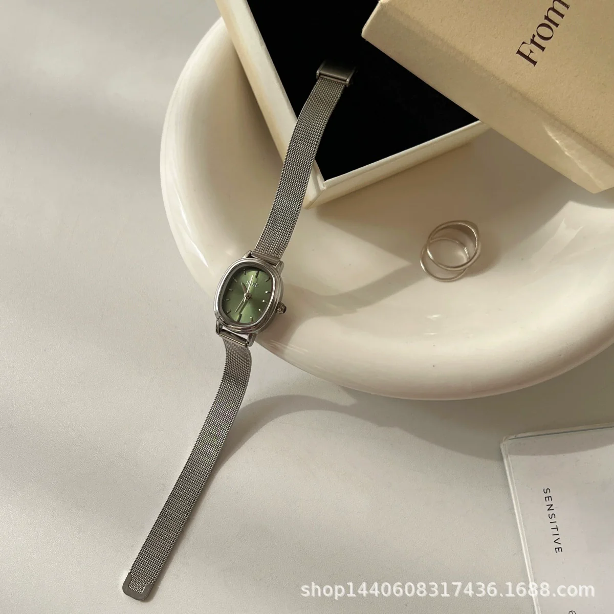 Women's Alloy Oval Quartz Watch With Metal Mesh And Fashion Style