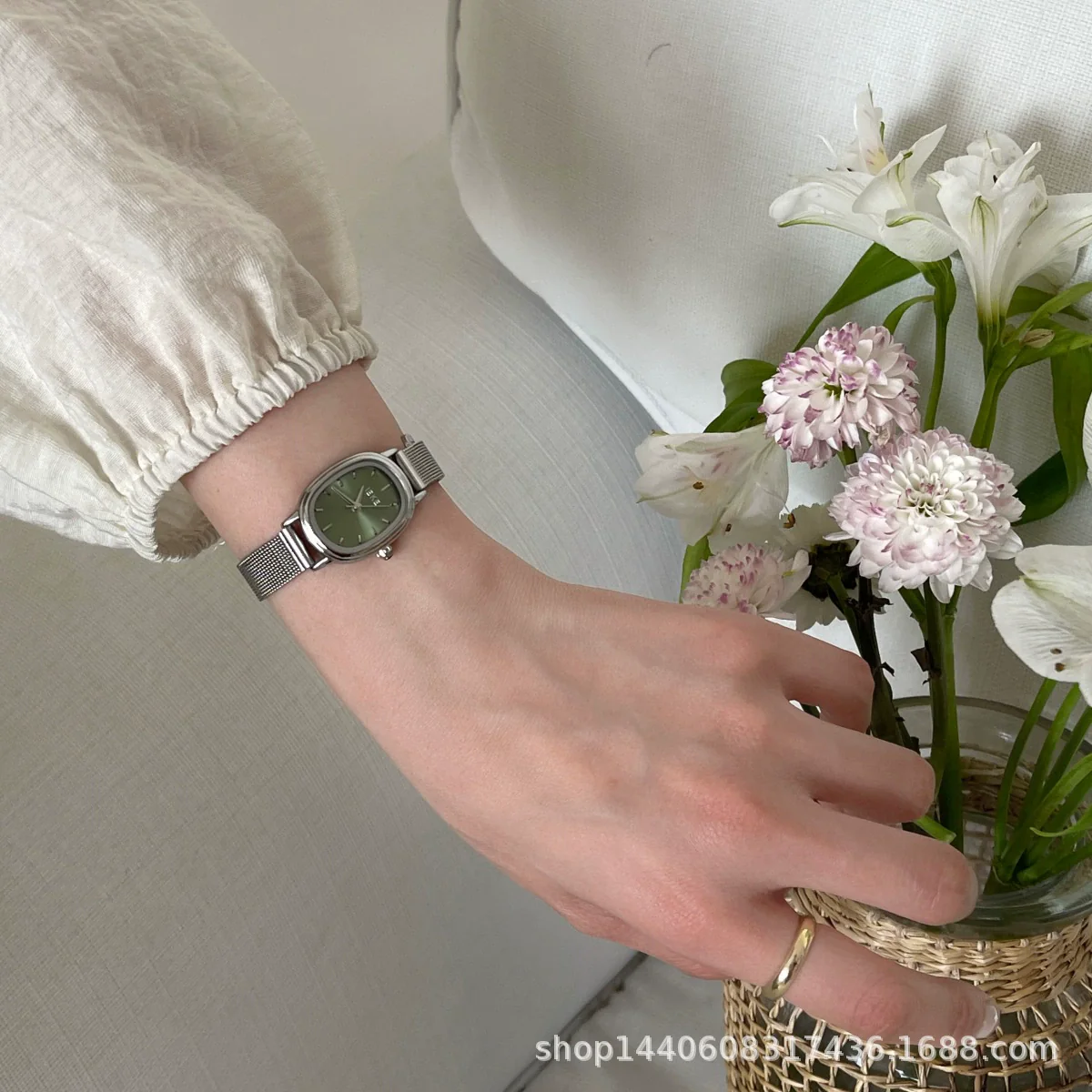Women's Alloy Oval Quartz Watch With Metal Mesh And Fashion Style - Image 5