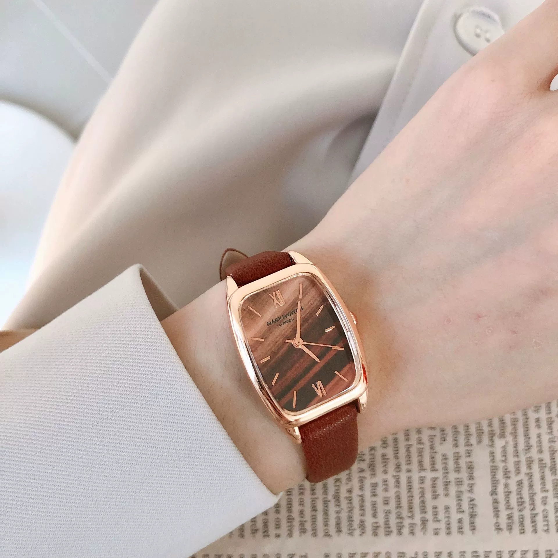 Women's Alloy Quartz Watch With Barrel Dial And Imitation Leather Strap Leisure Style