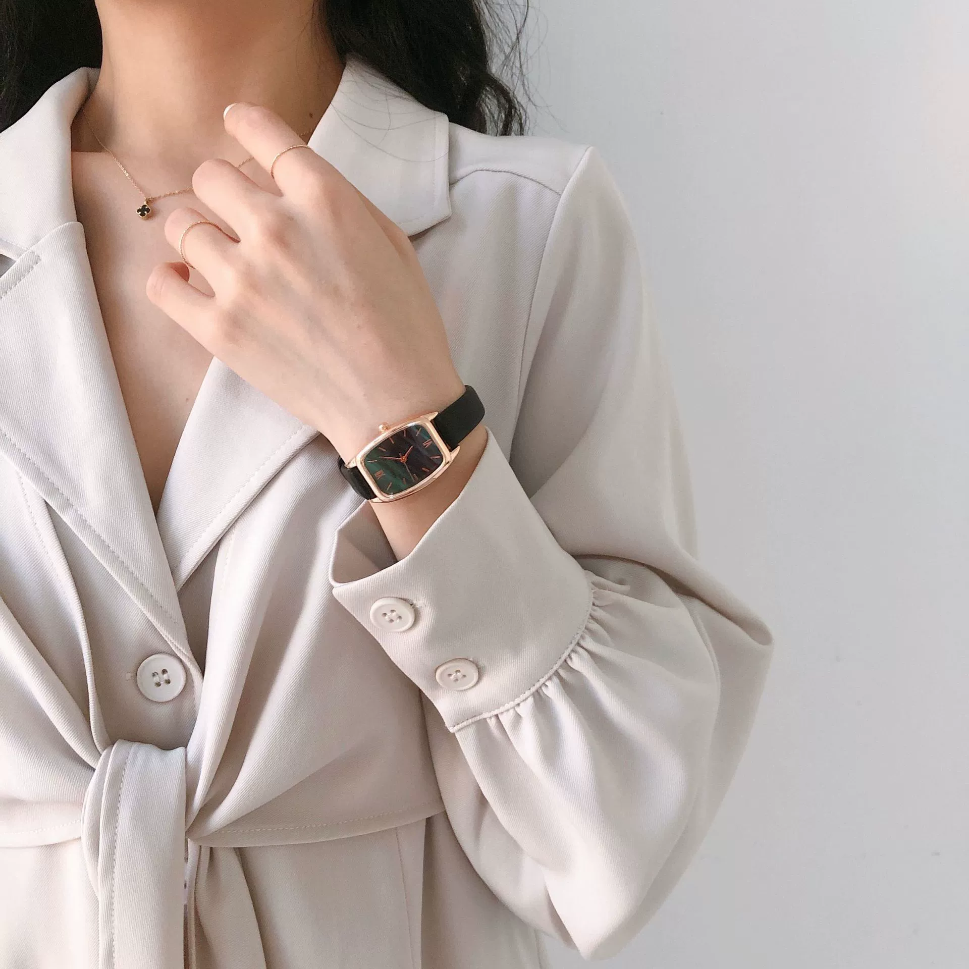 Women's Alloy Quartz Watch With Barrel Dial And Imitation Leather Strap Leisure Style - Image 2