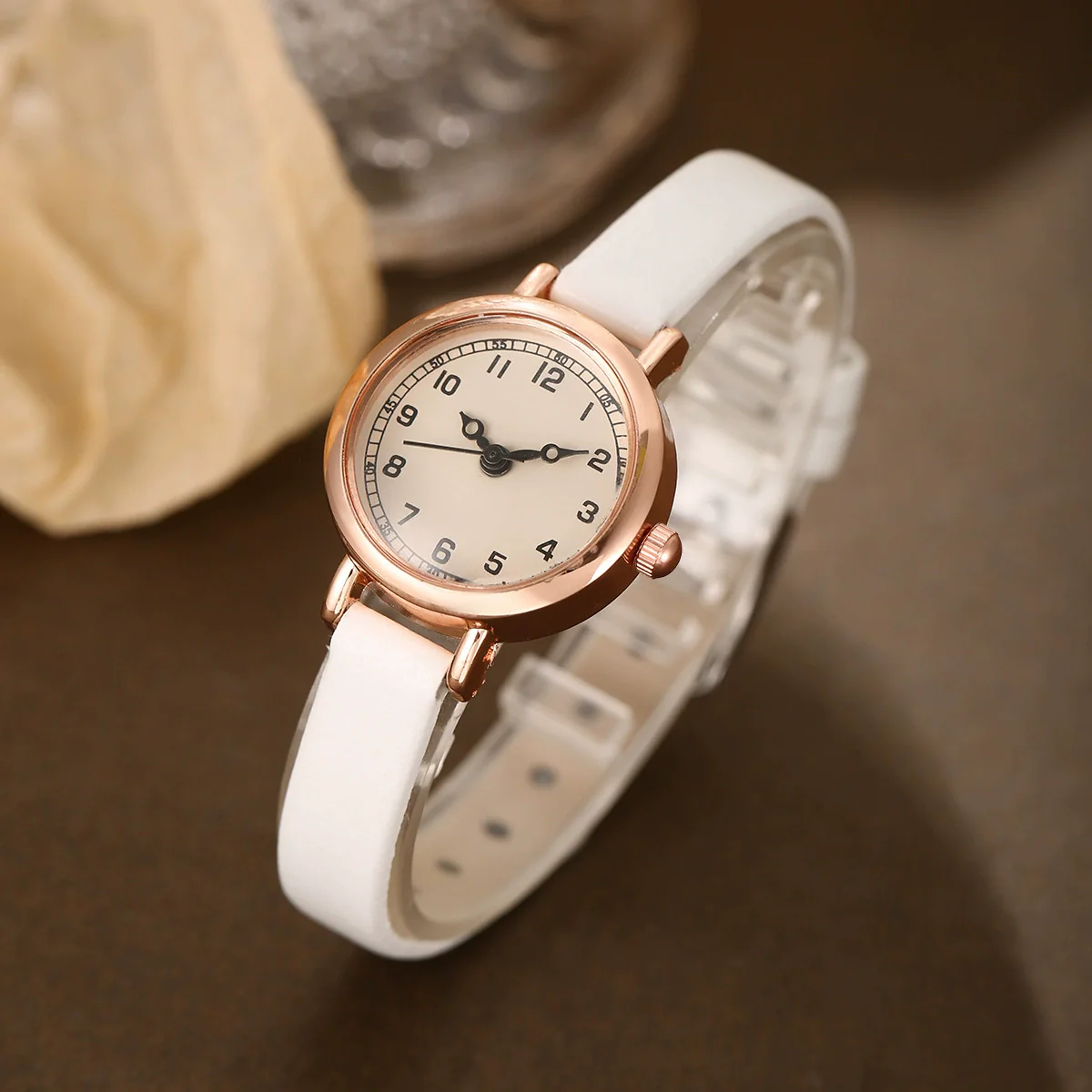 Women's Alloy Quartz Watch With Round Dial And Imitation Leather Strap Fashion Style