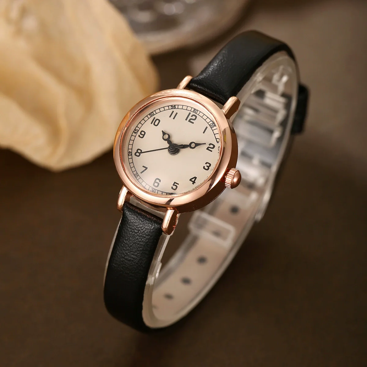 Women's Alloy Quartz Watch With Round Dial And Imitation Leather Strap Fashion Style - Image 2