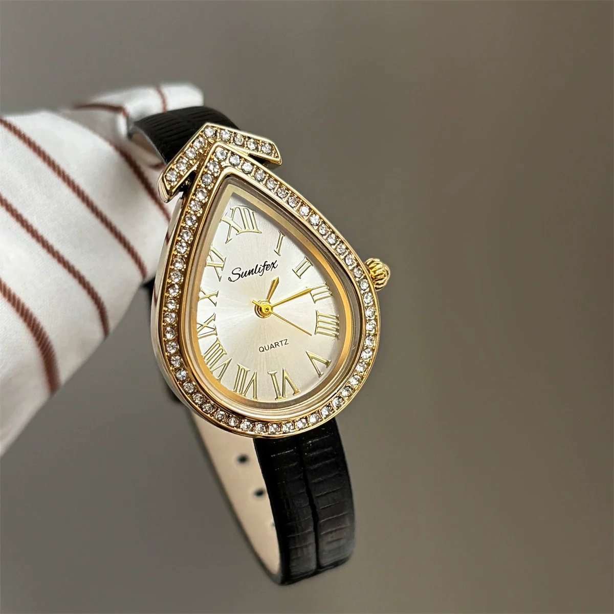 Women's Alloy Quartz Watch With Snakehead Design Light Luxury Style - Image 2