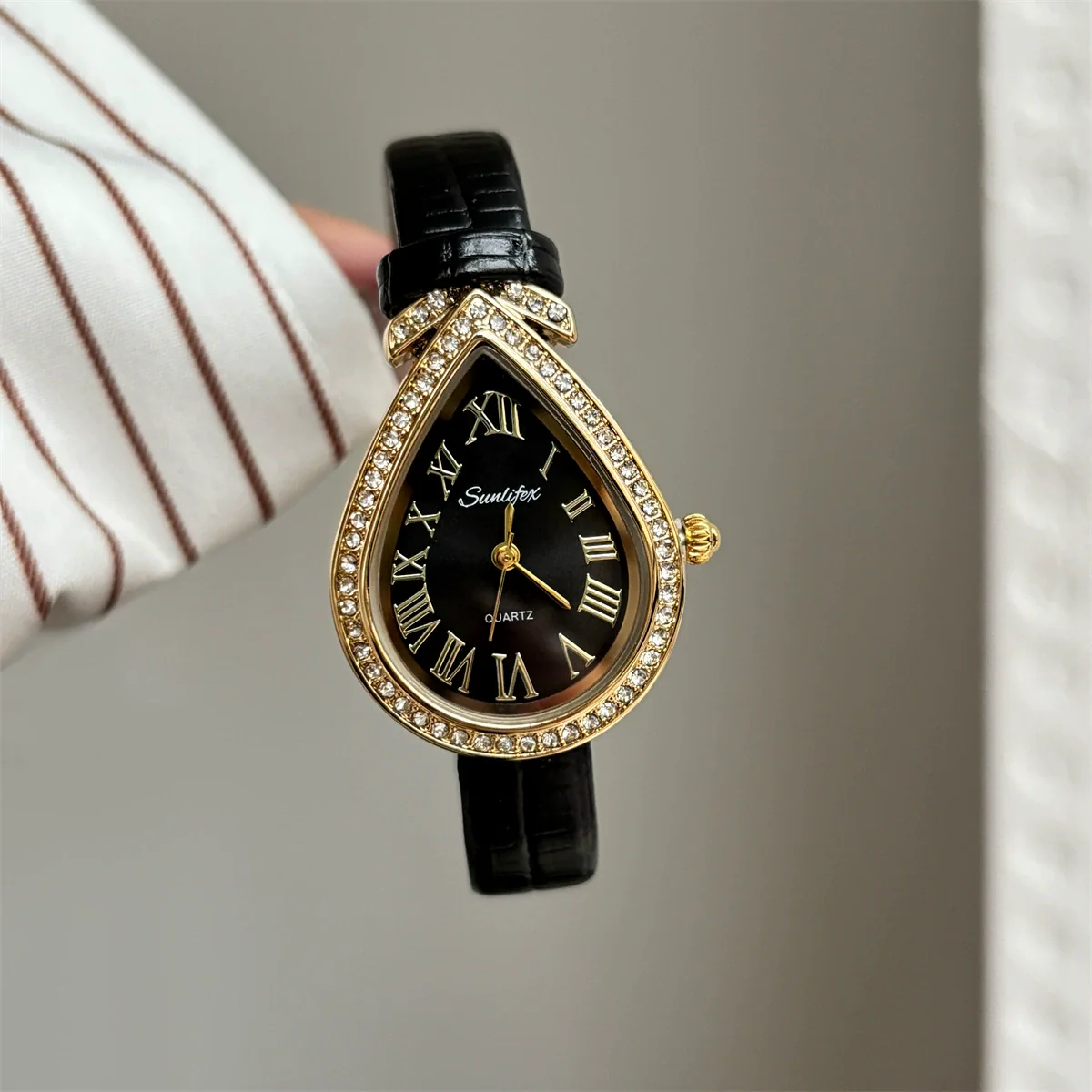Women's Alloy Quartz Watch With Snakehead Design Light Luxury Style - Image 3
