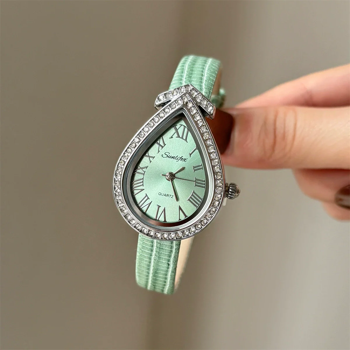 Women's Alloy Quartz Watch With Snakehead Design Light Luxury Style - Image 4