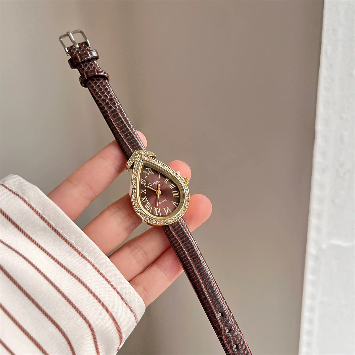 Women's Alloy Quartz Watch With Snakehead Design Light Luxury Style - Image 5