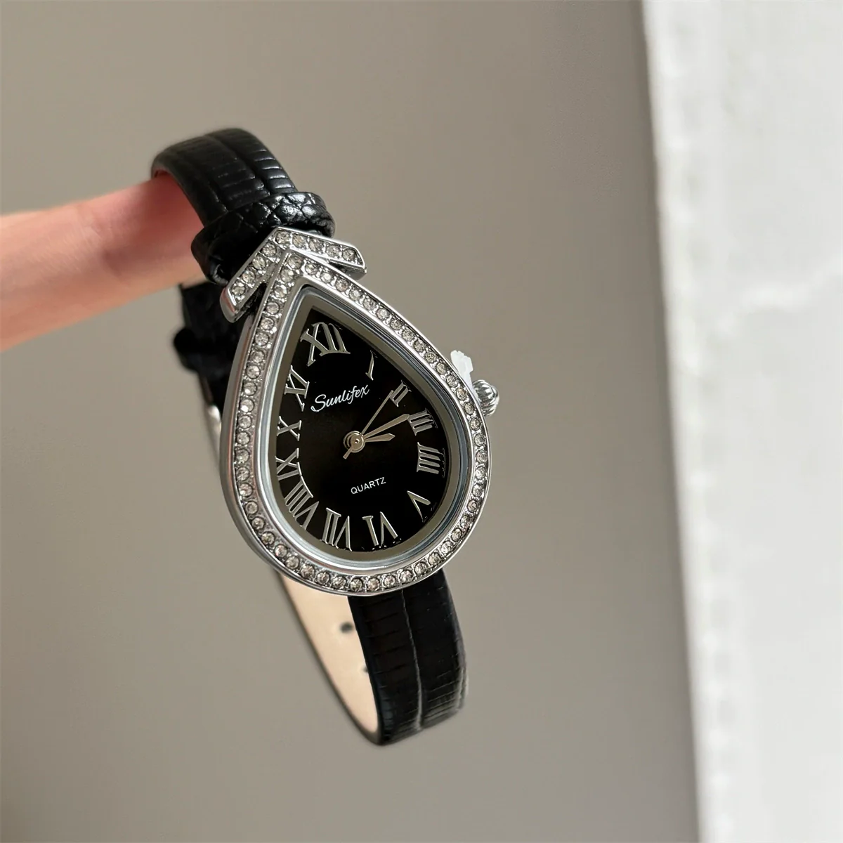 Women's Alloy Quartz Watch With Snakehead Design Light Luxury Style - Image 6