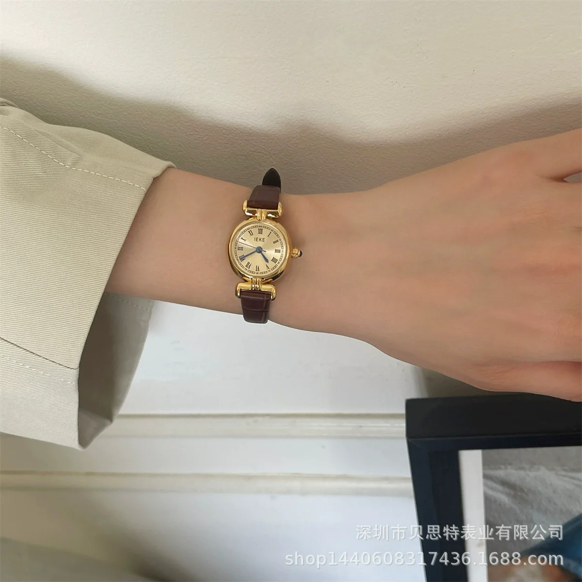 Women's Alloy Round Dial Mini Brown Watch With Printed Logo Pin Buckle Ordinary Glass Mirror Pointer Display Retro Style