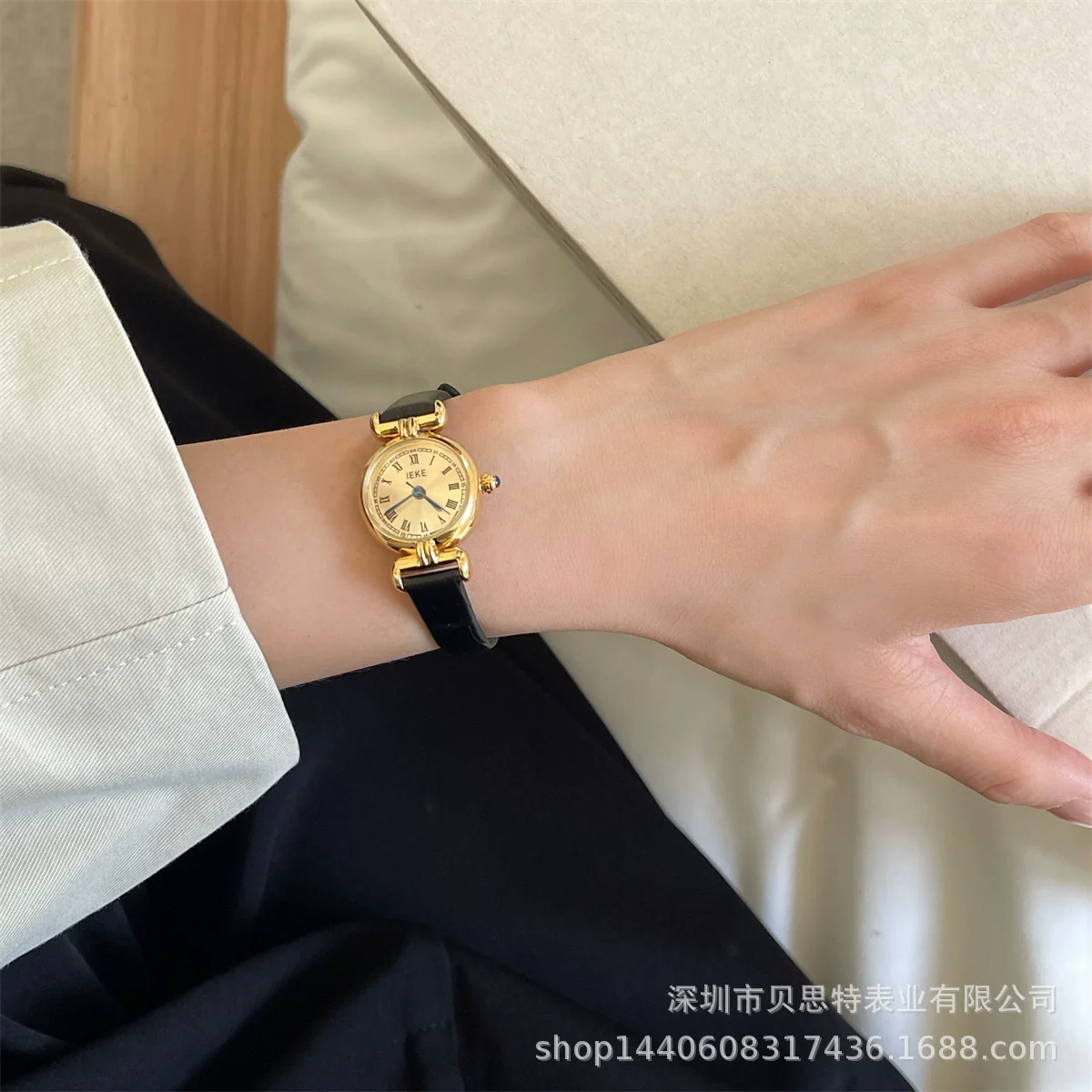 Women's Alloy Round Dial Mini Brown Watch With Printed Logo Pin Buckle Ordinary Glass Mirror Pointer Display Retro Style - Image 2