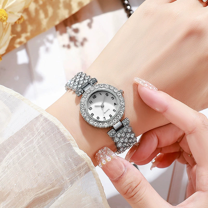 Women's Alloy Round Dial Quartz Bracelet Watch With Rhinestones And Casual Style