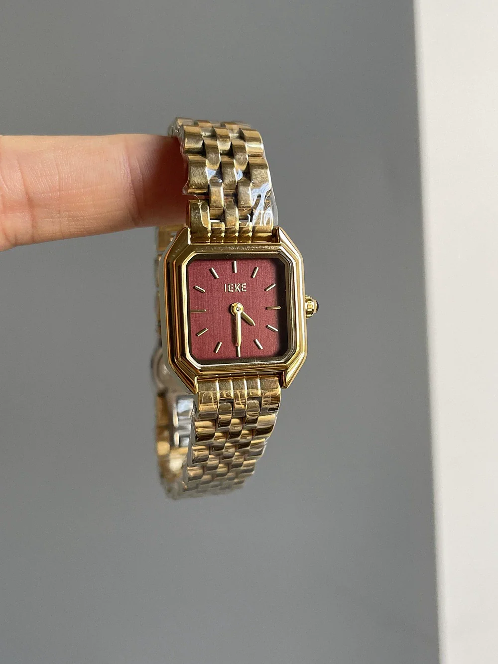 Women's Alloy Small Gold Medieval Style Watch - Image 10