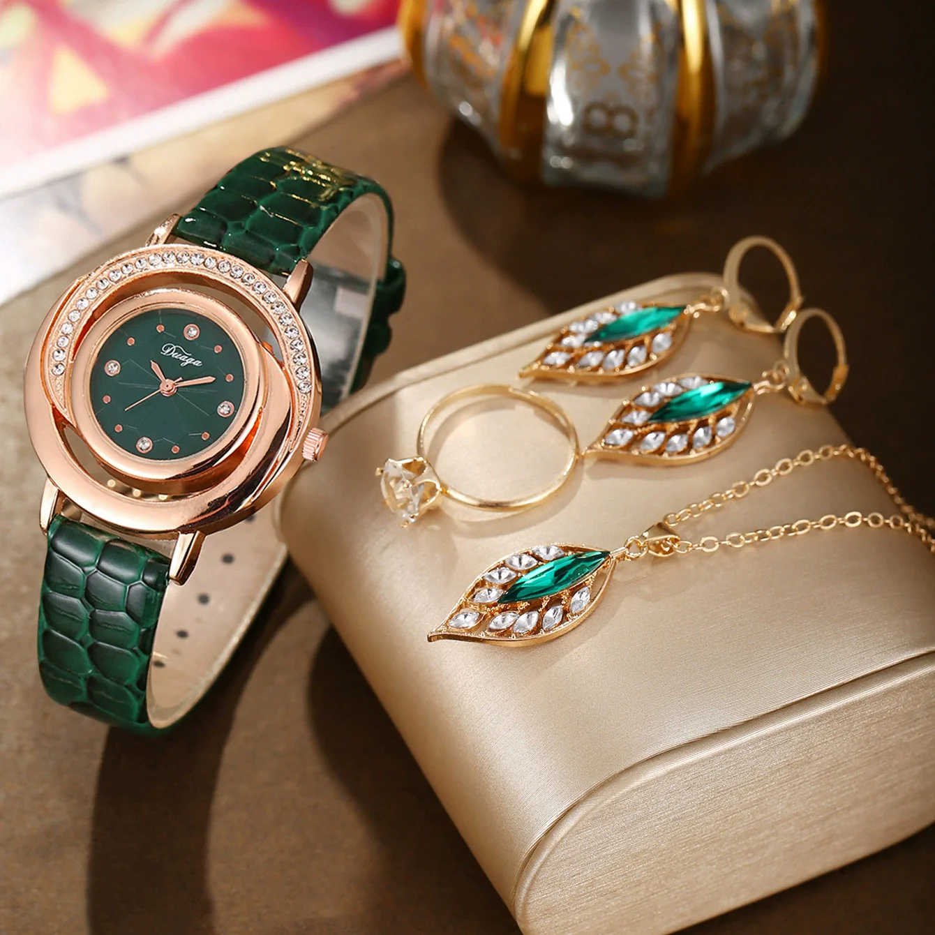 Women's Alloy Stainless Steel Imitation Leather Diamond Snake Pattern Quartz Belt Watch Jewelry Set