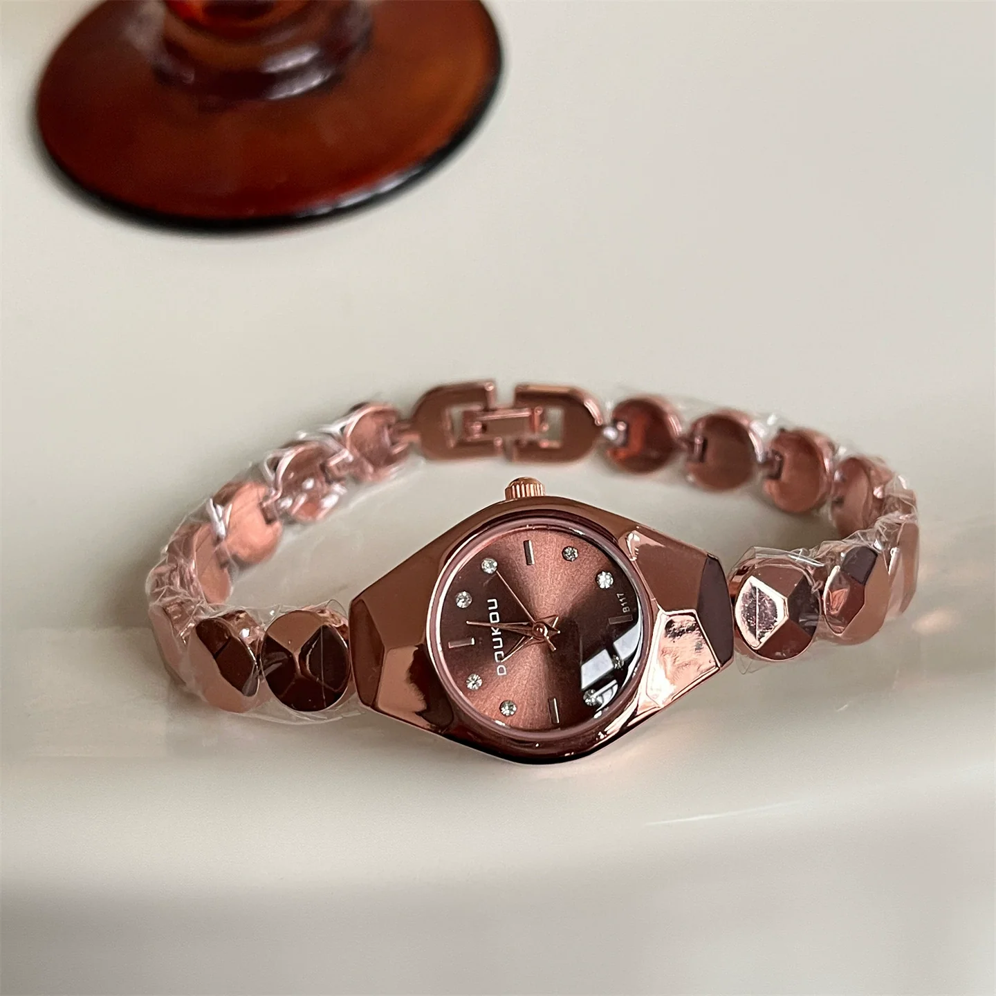 Women's Alloy Watch With Oval Dial Thin Alloy Strap Medieval Style Compact Simple Fresh Chic Retro