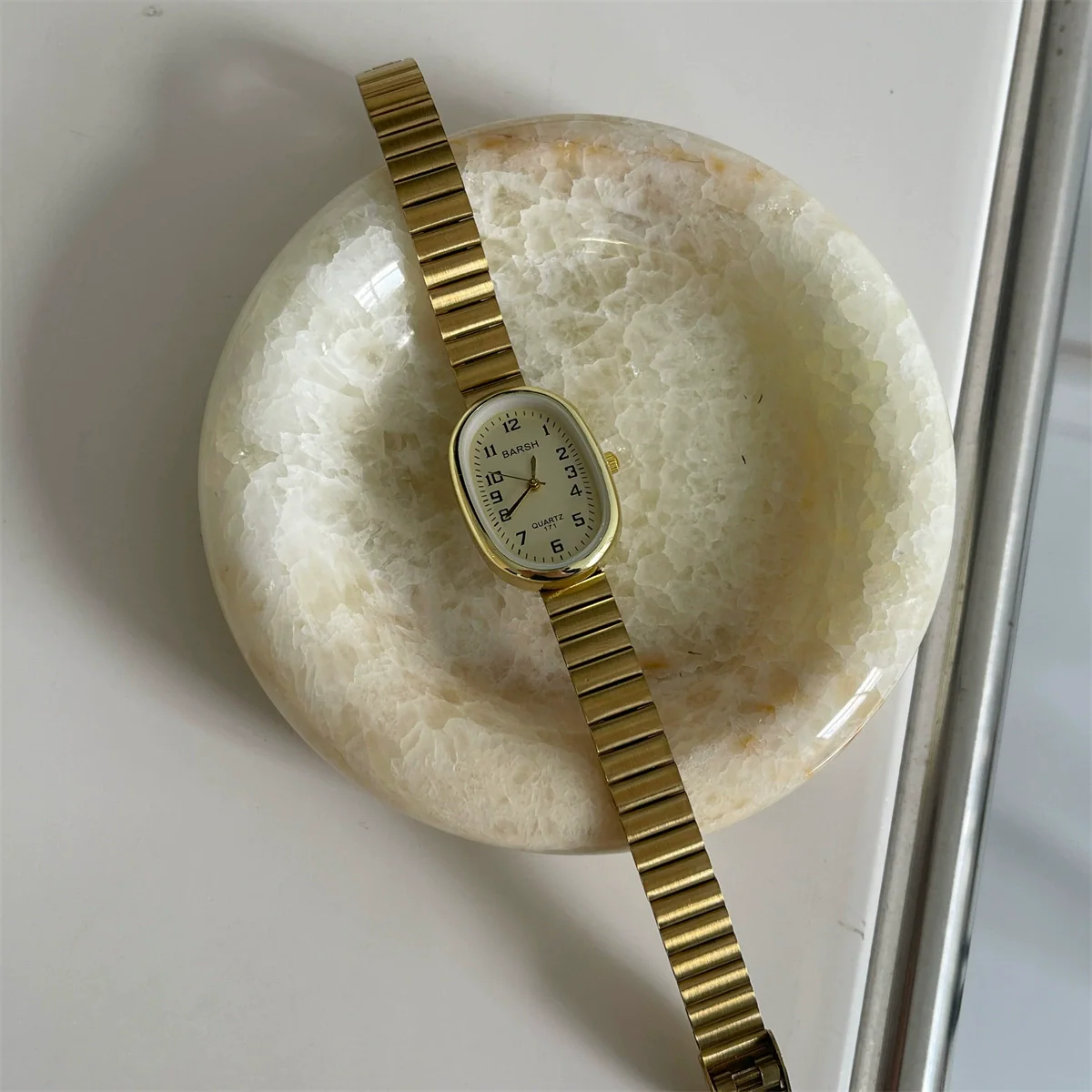 Women's Alloy Watch With Rose Gold Buckle Round Dial And Onion Crown Simple Elegant Retro Leisure Style - Image 3