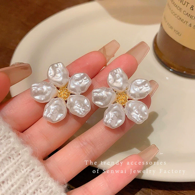Women's Baroque Retro Alloy Pearl Flower Electroplated Earrings - Image 6