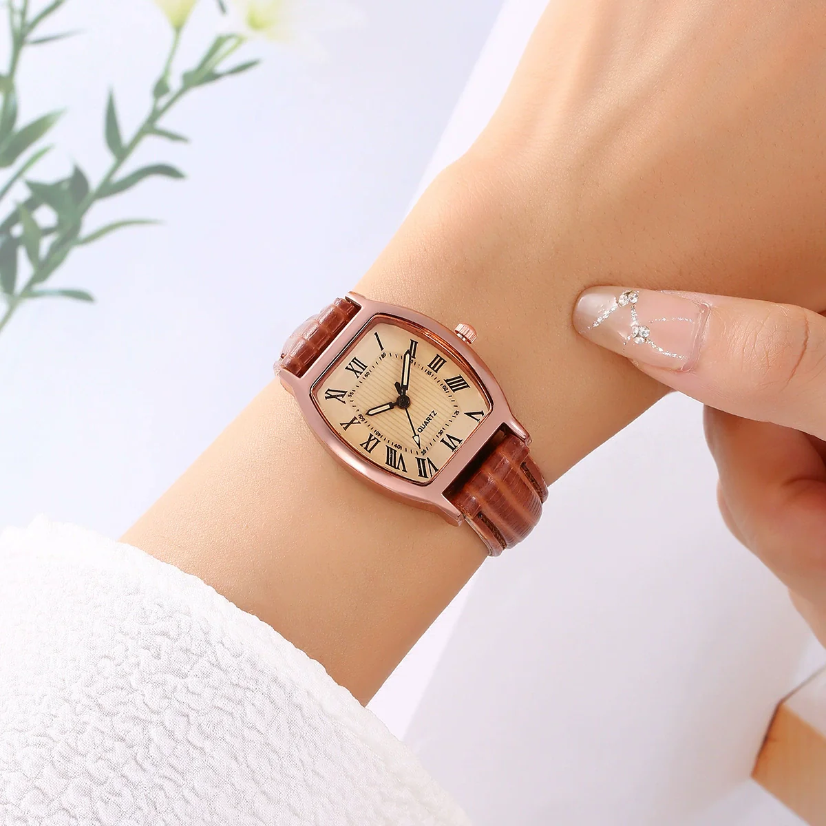 Women's Bucket Shaped Quartz Watch Alloy Case Imitation Leather Strap Stainless Steel Clasp Oval Dial Ordinary Glass Mirror - Image 3