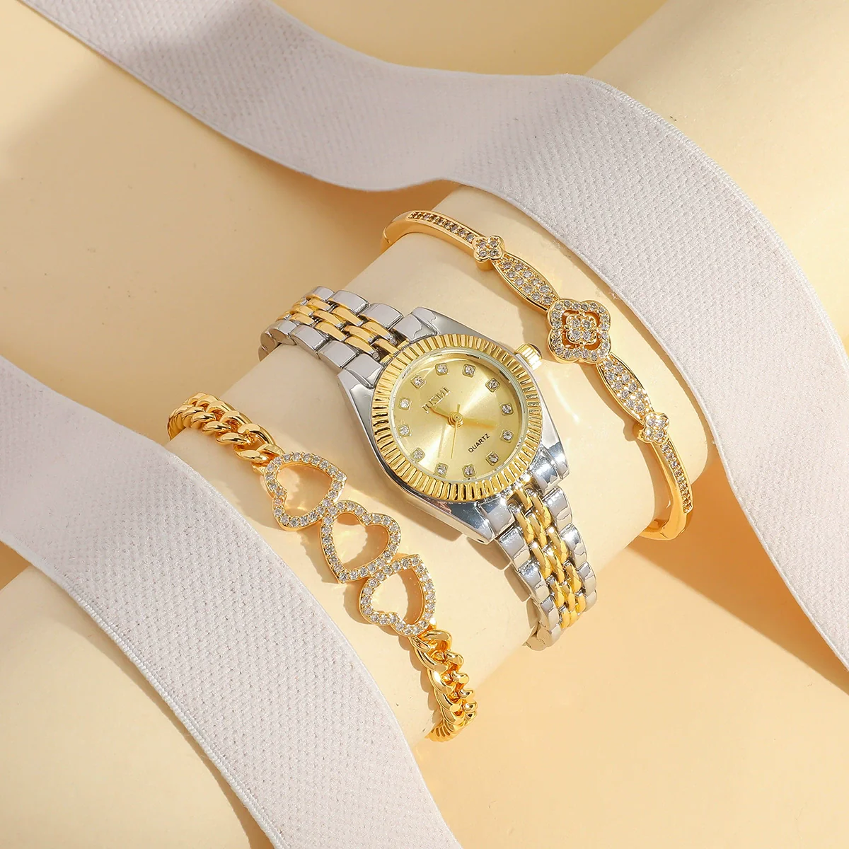 Women's Casual Alloy And Stainless Steel Round And Rectangular Quartz Watch With Fourleaf Clover Design And Diamond Bracelet